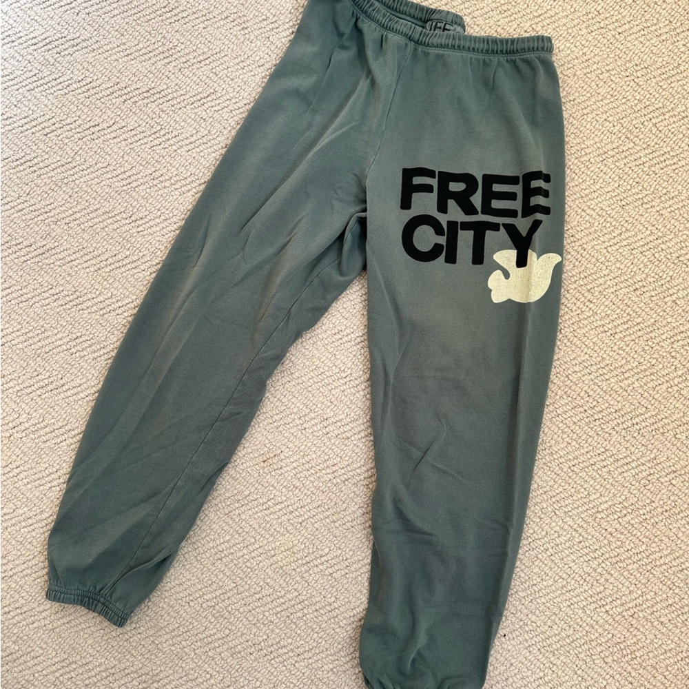 FREE CITY Green Sweats
